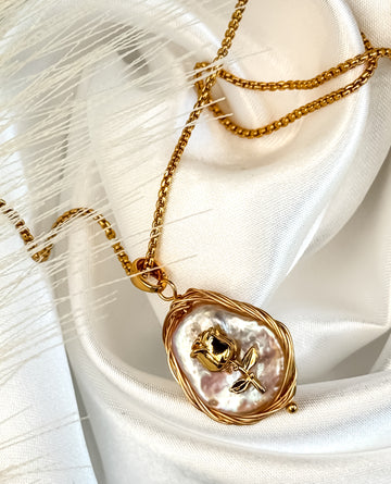 ROSE ELEGANCE BAROQUE PEARL Necklace